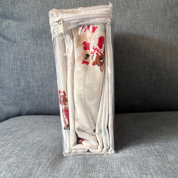 Rudolph Queen Sheet Set - Festive White and Red - Picture 2 of 6